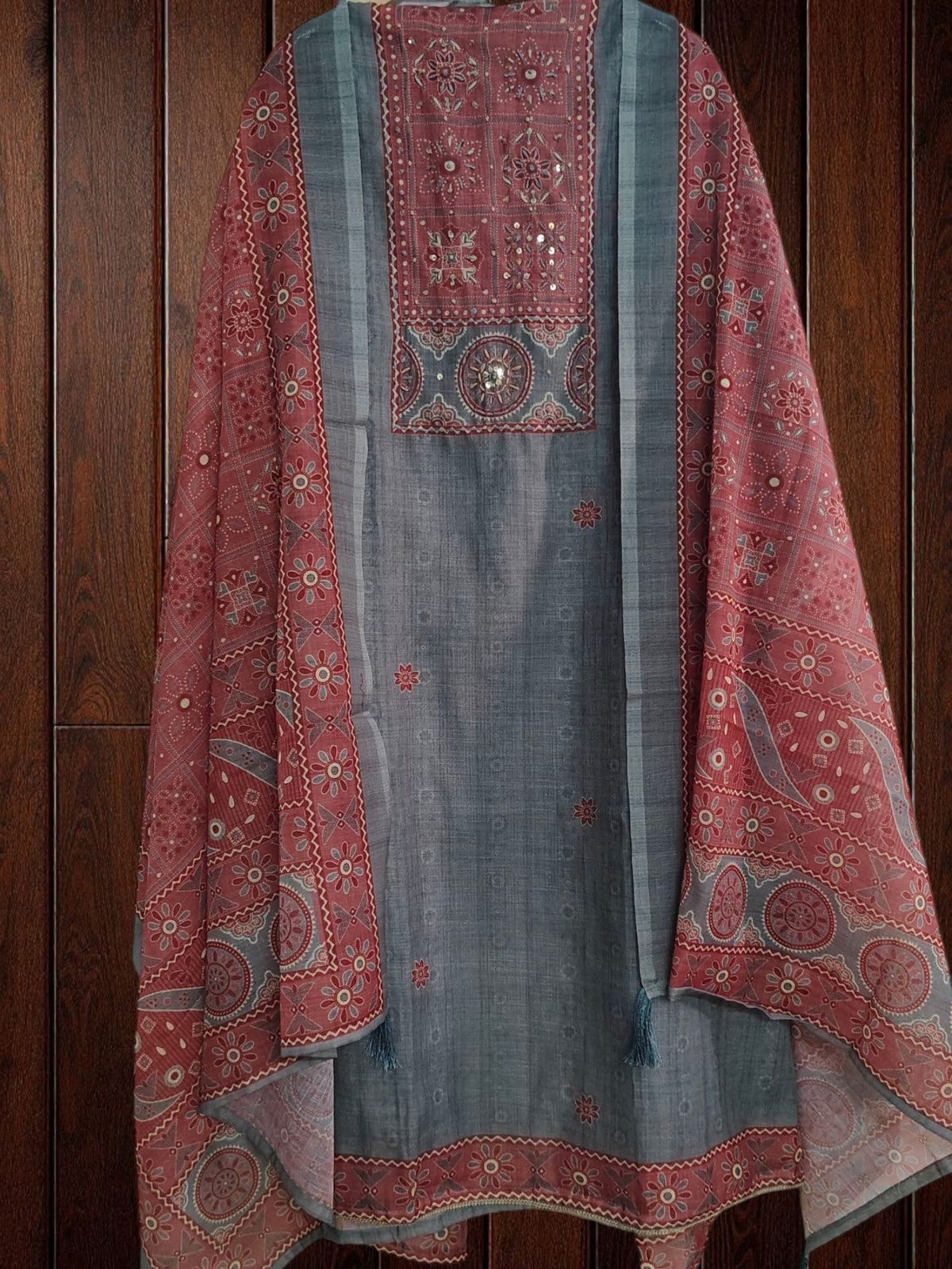 Elegant Linen Digital Print Suit Set with Kantha Work Detailing